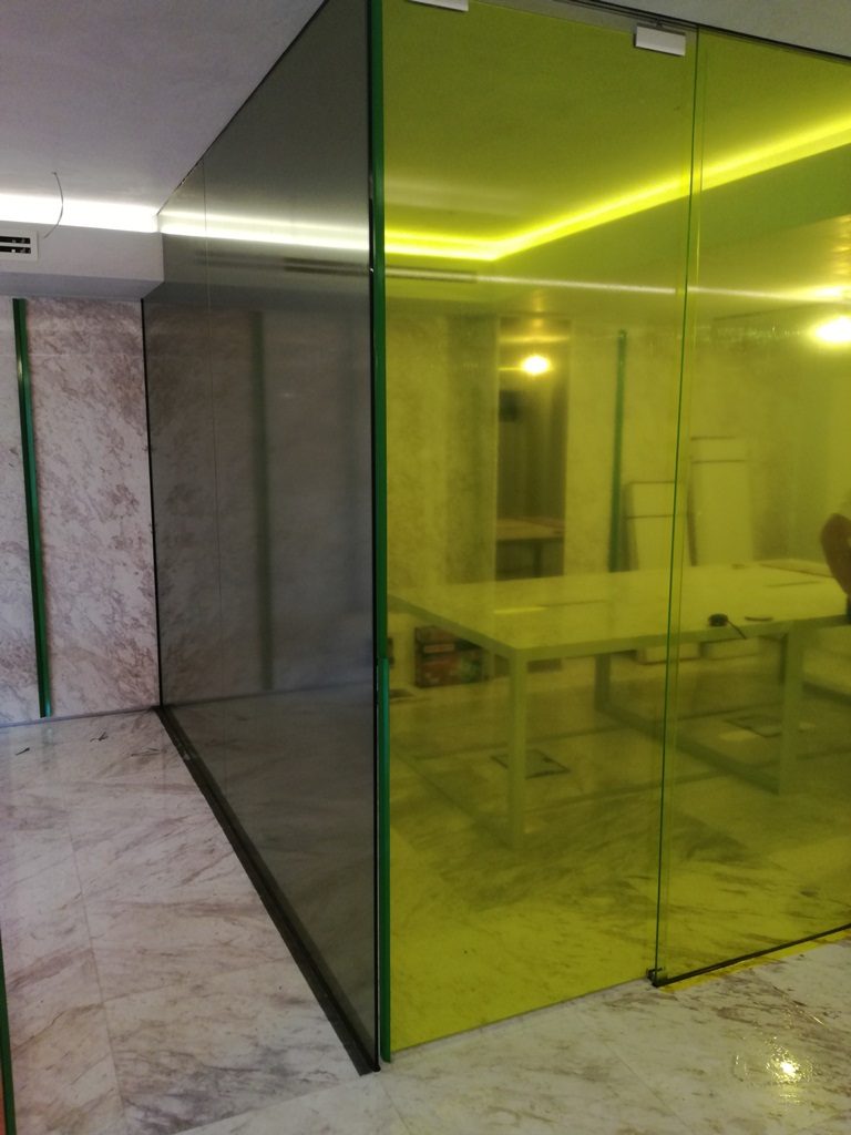 Instalarea peliculei colorate pe usi de sticla