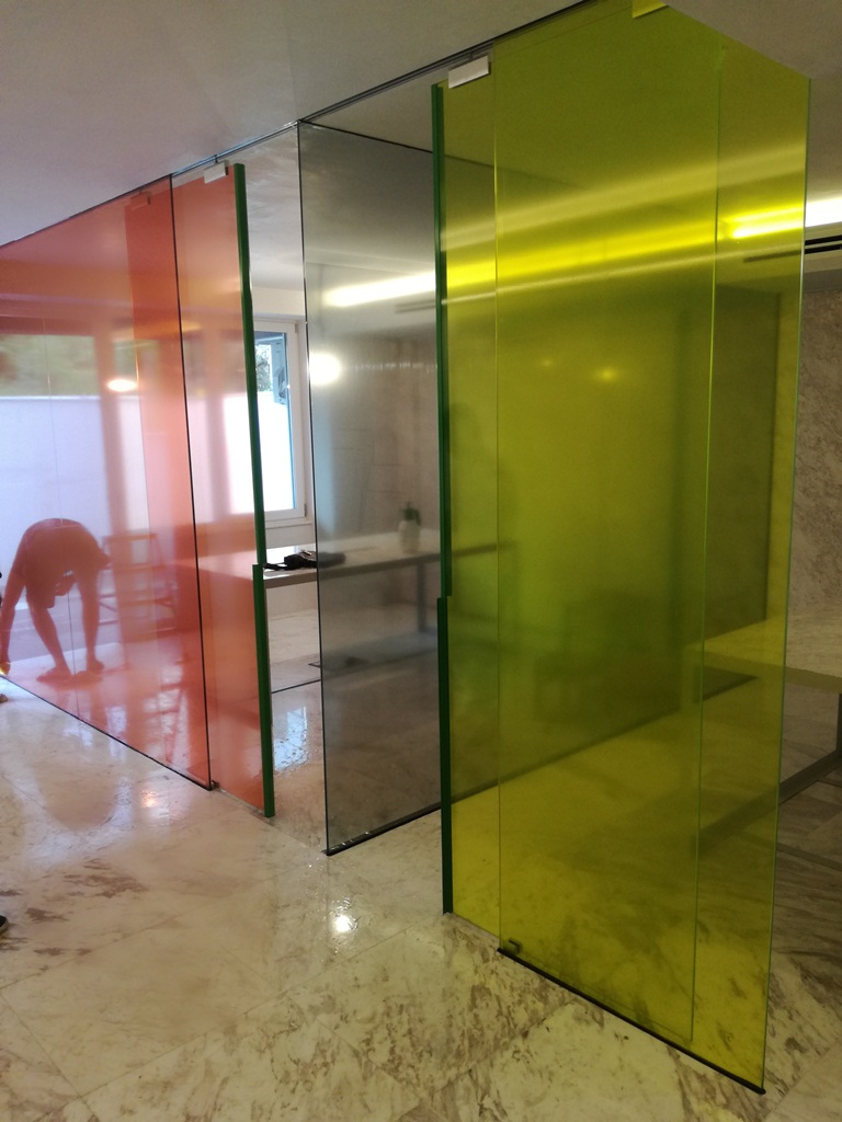 Instalarea peliculei colorate pe usi de sticla