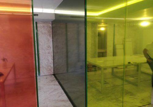 Instalarea Peliculei Colorate Pe Uși De Sticlă