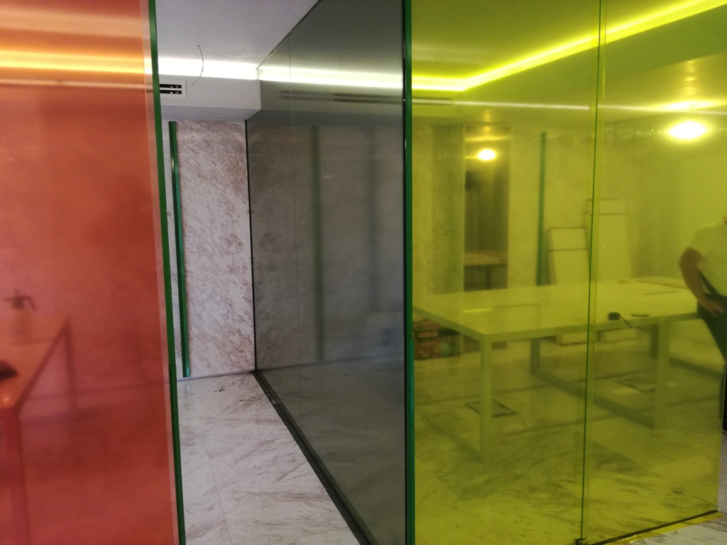 Instalarea peliculei colorate pe usi de sticla